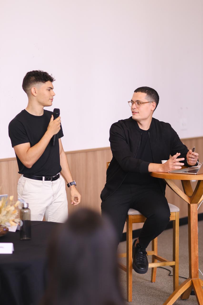 Fundador da FWD conduzindo um hot-seat com microfone