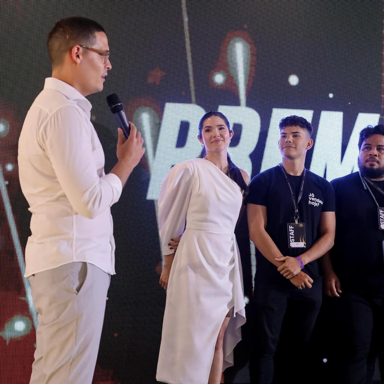 Fundador da FWD no palco de uma premiação