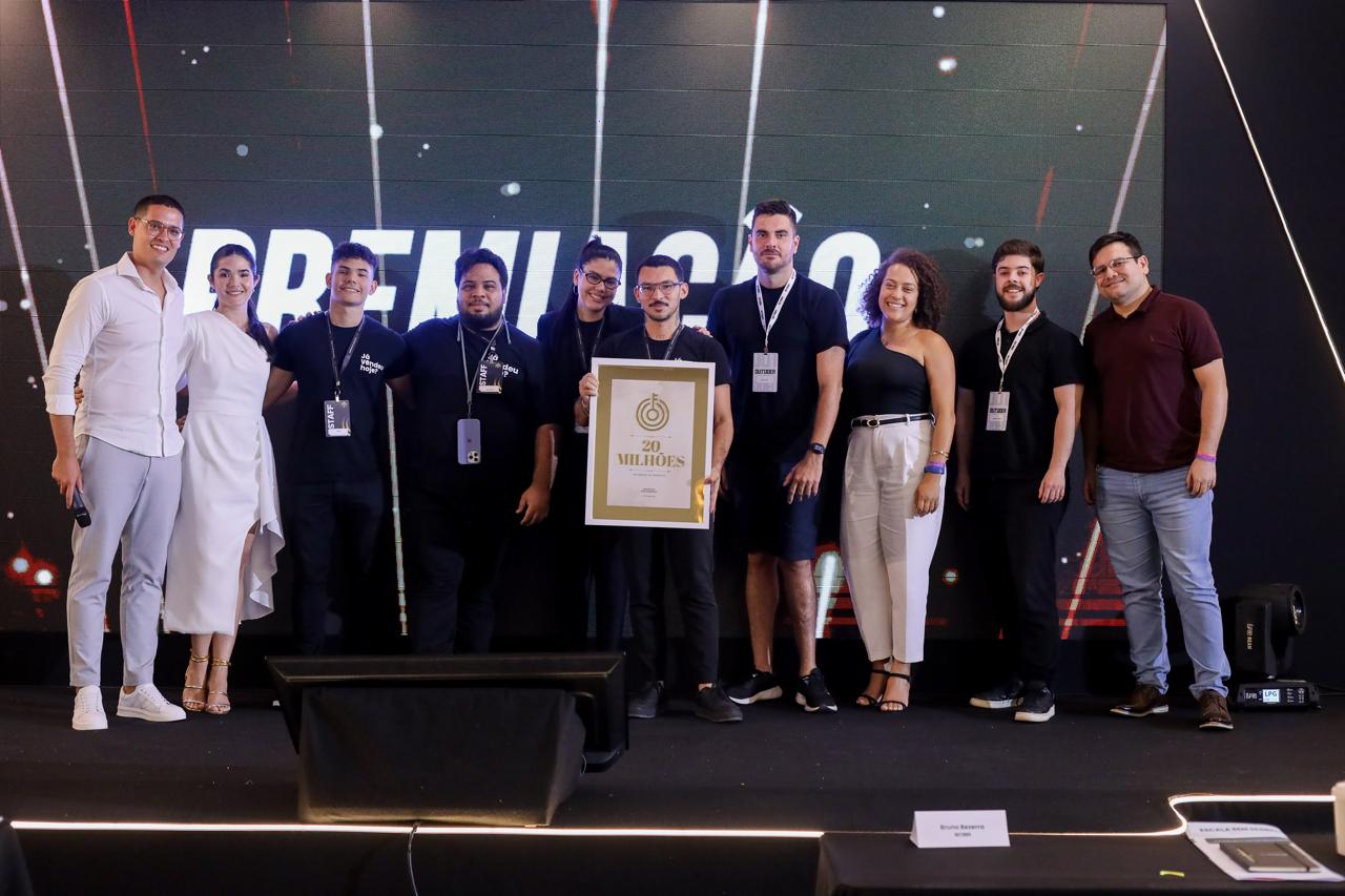 Time da FWD recebendo o prêmio de 20 milhões em vendas