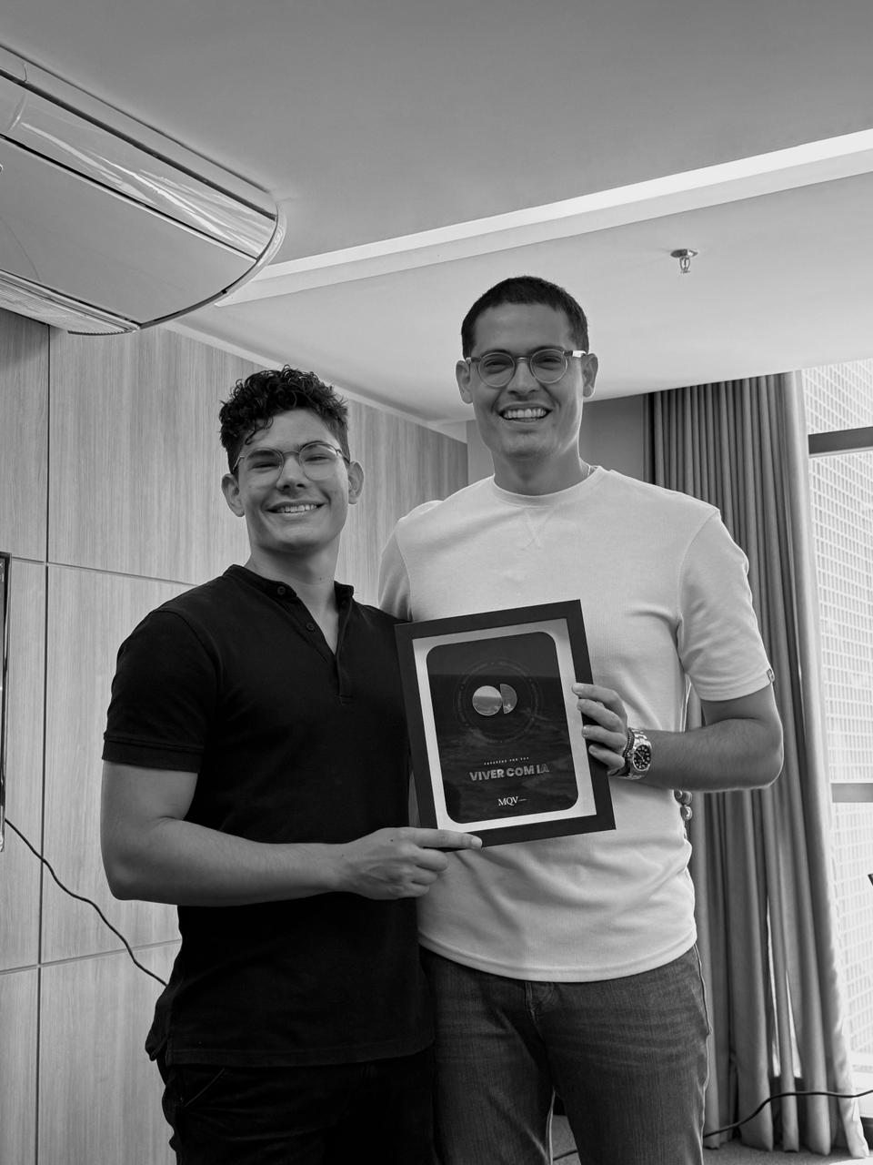 Fundador da FWD recebendo a placa Viver com IA